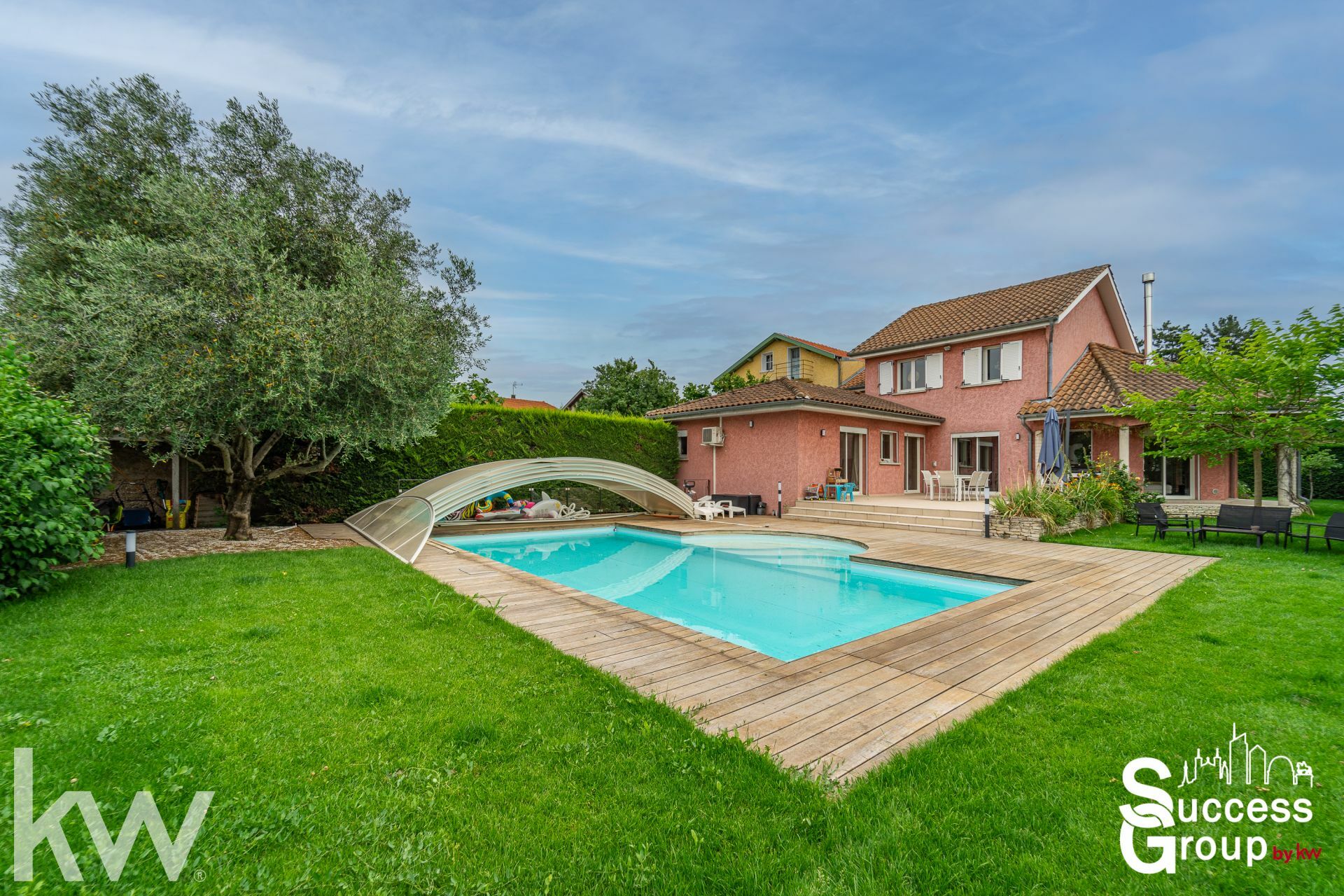 Bron – Maison T7 de 232 m² avec terrasse, jardin et piscine