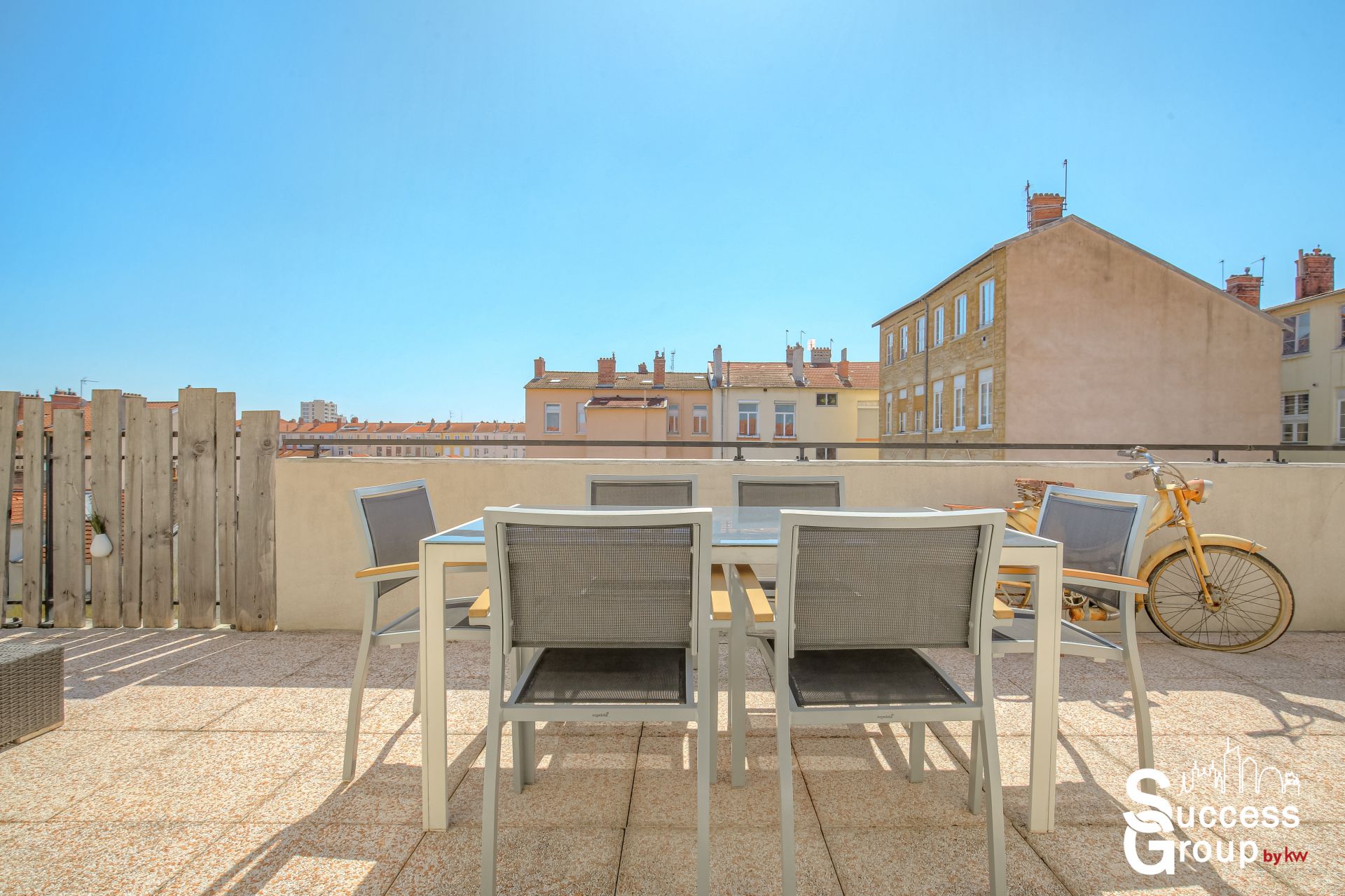 Lyon 04 – T4 de 102 m² en toit terrasse avec garage double.