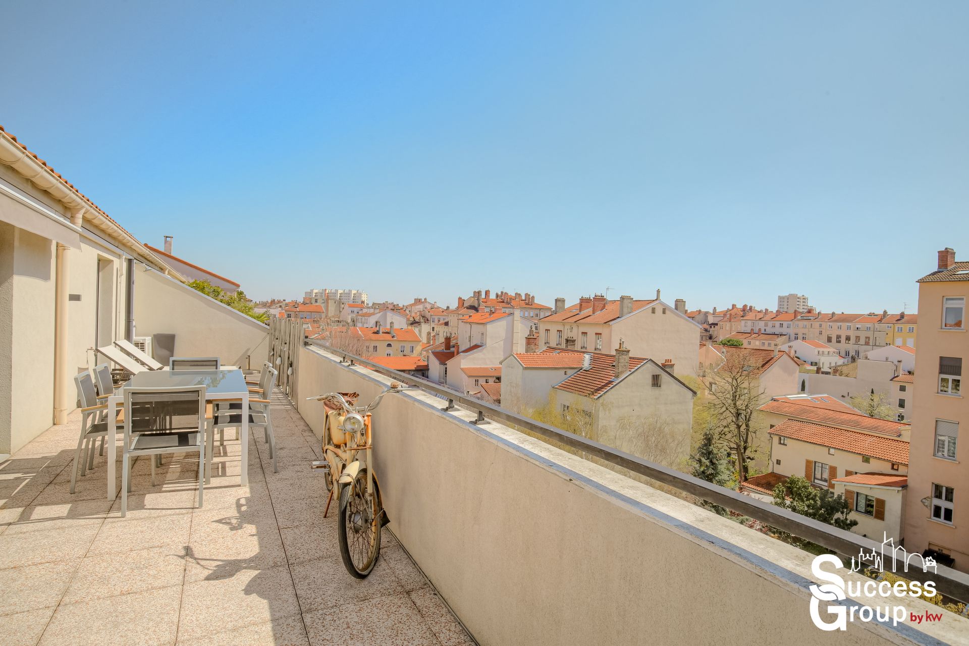 Lyon 04 – T4 de 102 m² en toit terrasse avec garage double.