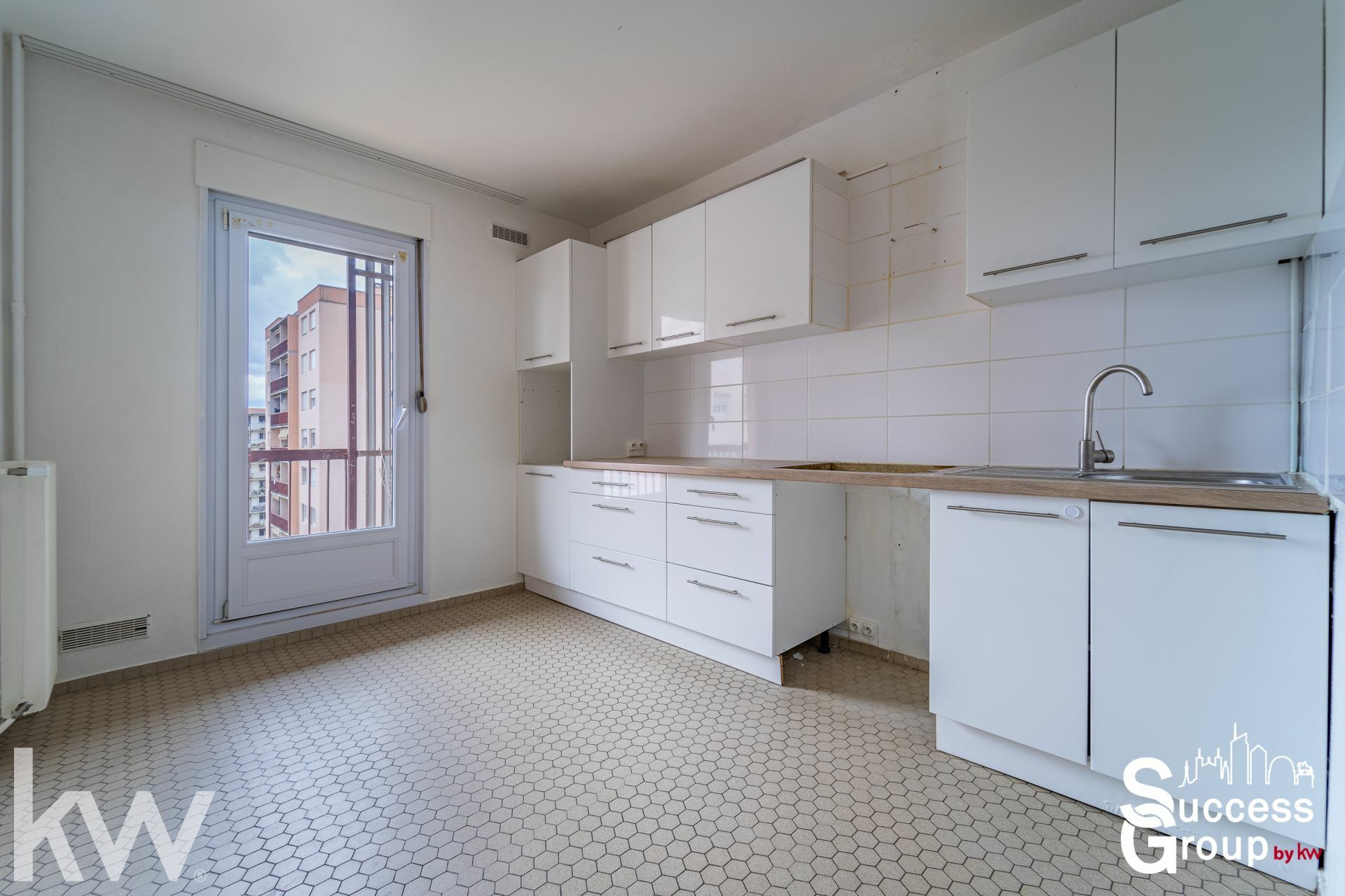 Bron –  Appartement T4  de 81 m² avec balcon, cave et stationnement