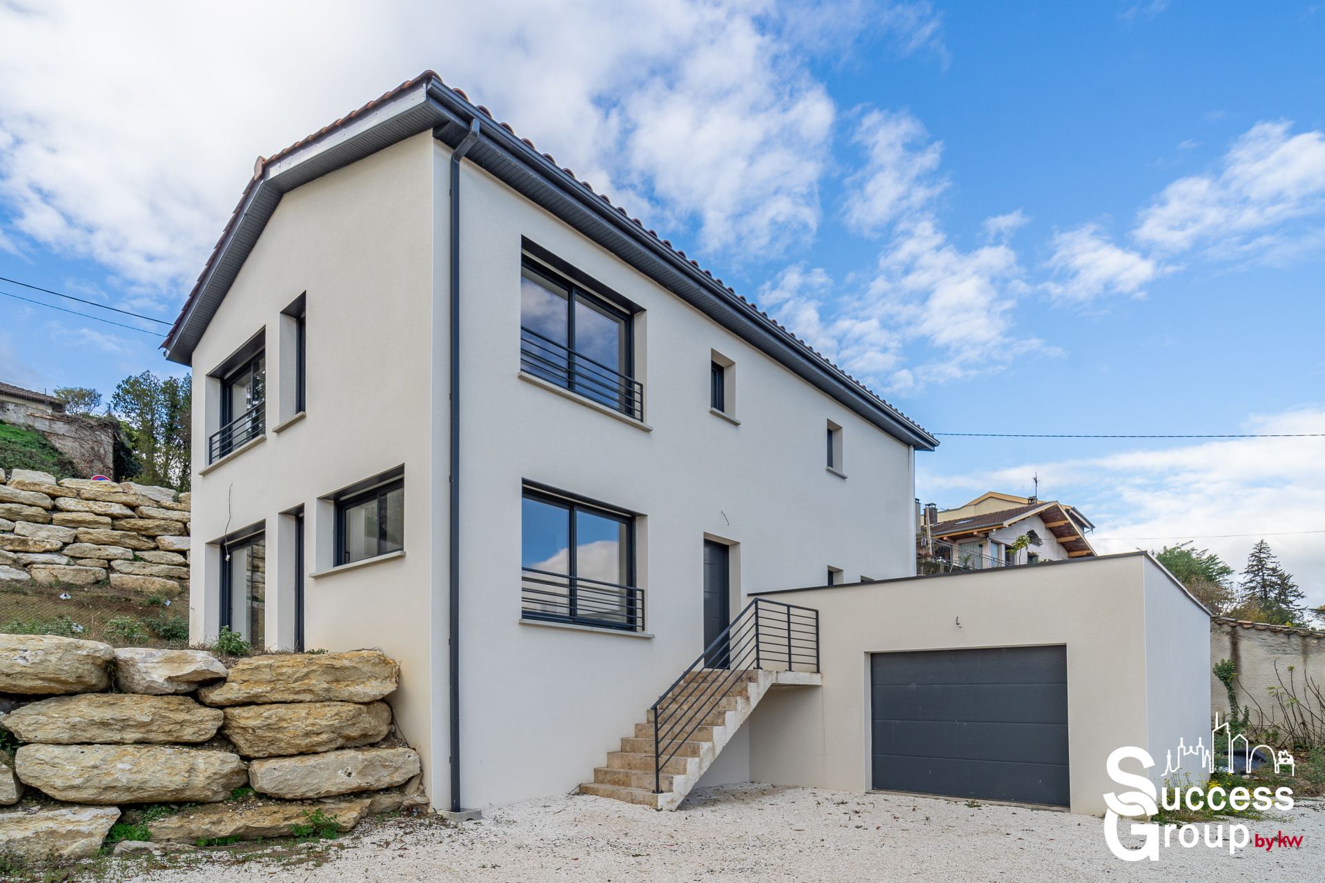 COLLONGES AU MONT D’OR – Maison 5 pièces de 123 m² avec terrain et piscine