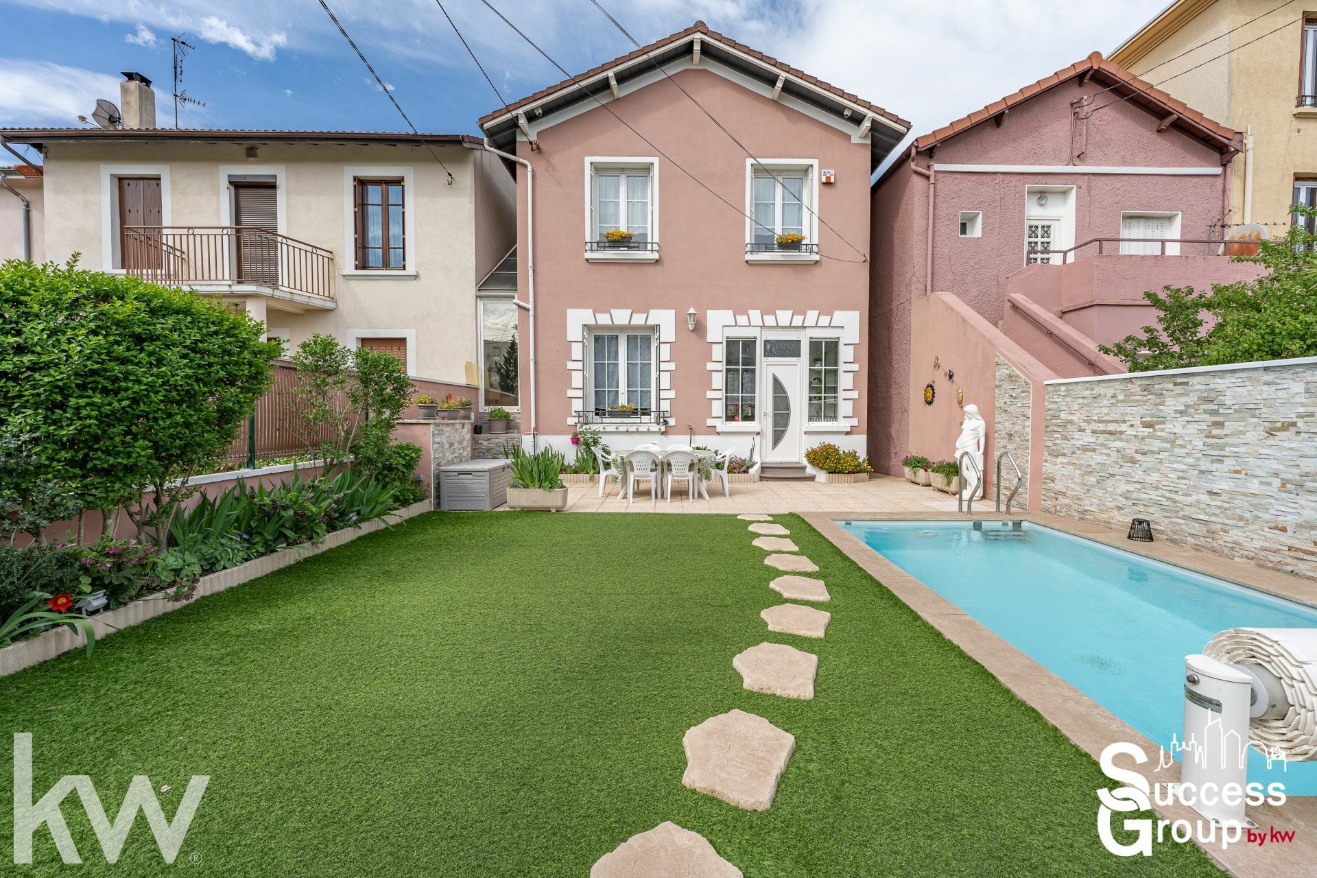 Maison en très bon état de 139 m² avec terrasse, jardin et piscine