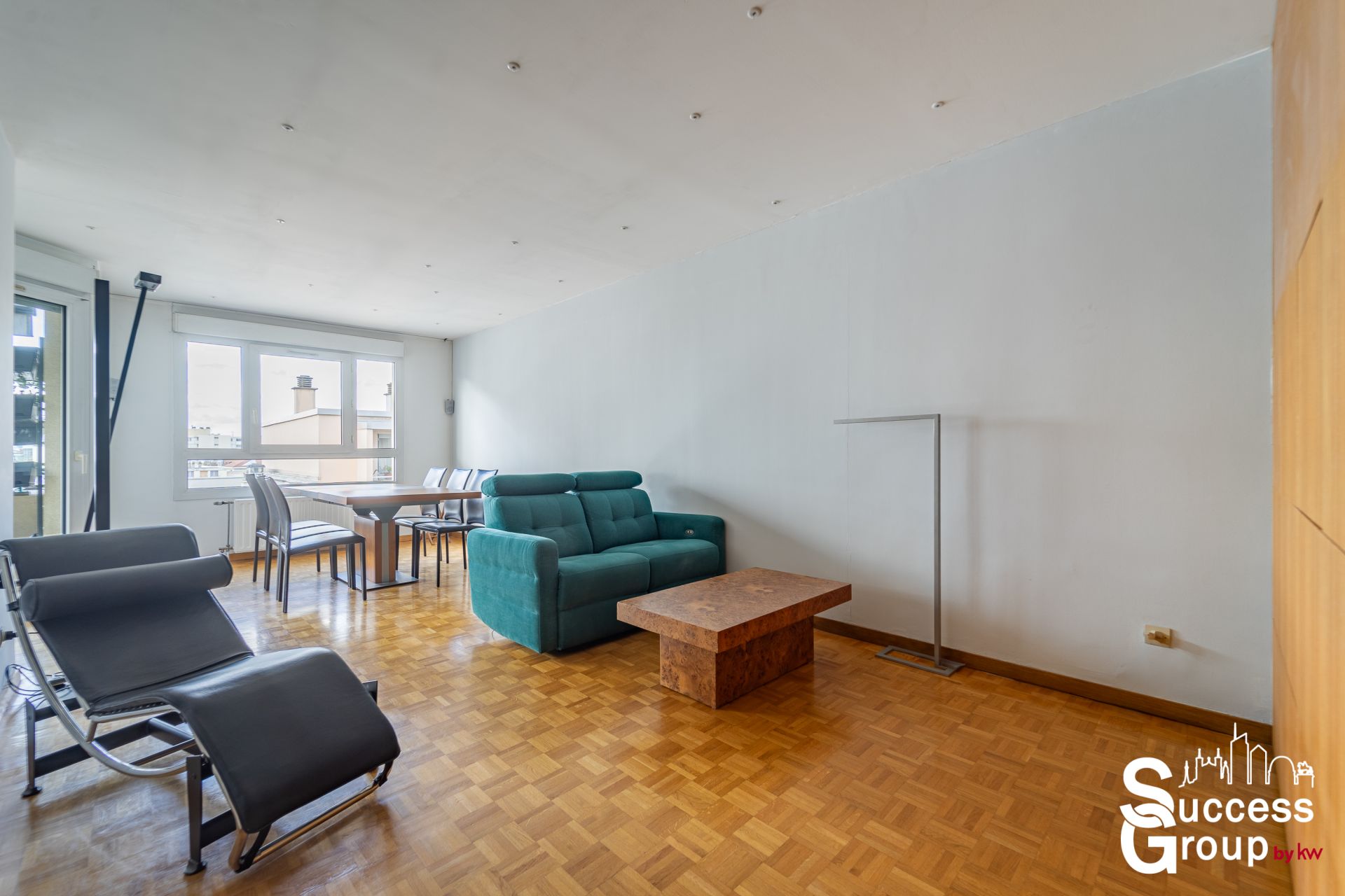 VILLEURBANNE – Appartement T5 de 102 m² avec terrasse, cave et deux garages