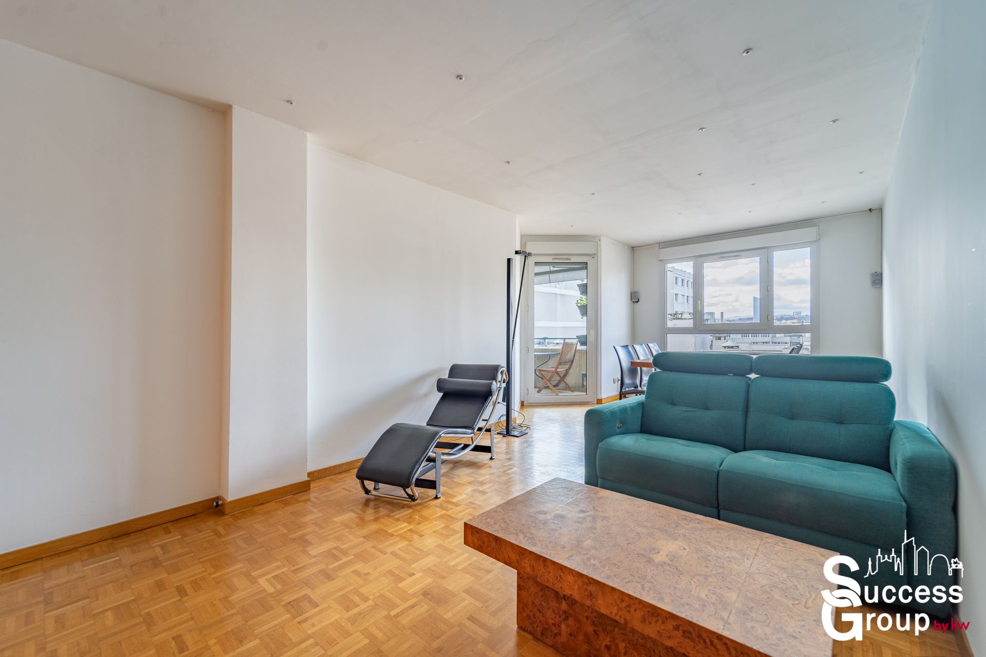 VILLEURBANNE – Appartement T5 de 102 m² avec terrasse, cave et deux garages