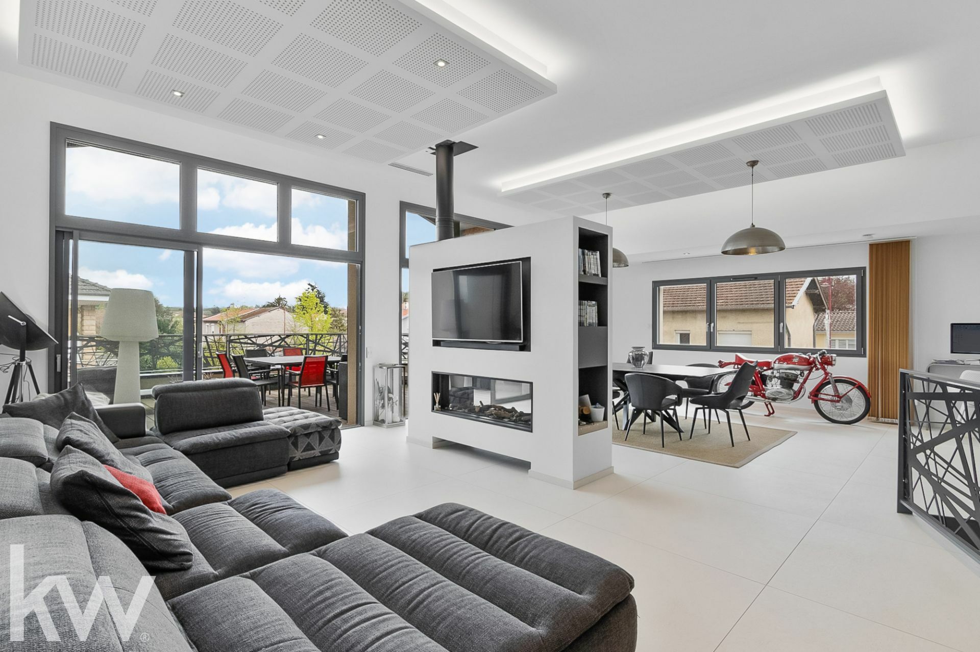 HEYRIEUX – Maison 5 pièces de 220 m² avec piscine, terrasse, balcon, garage
