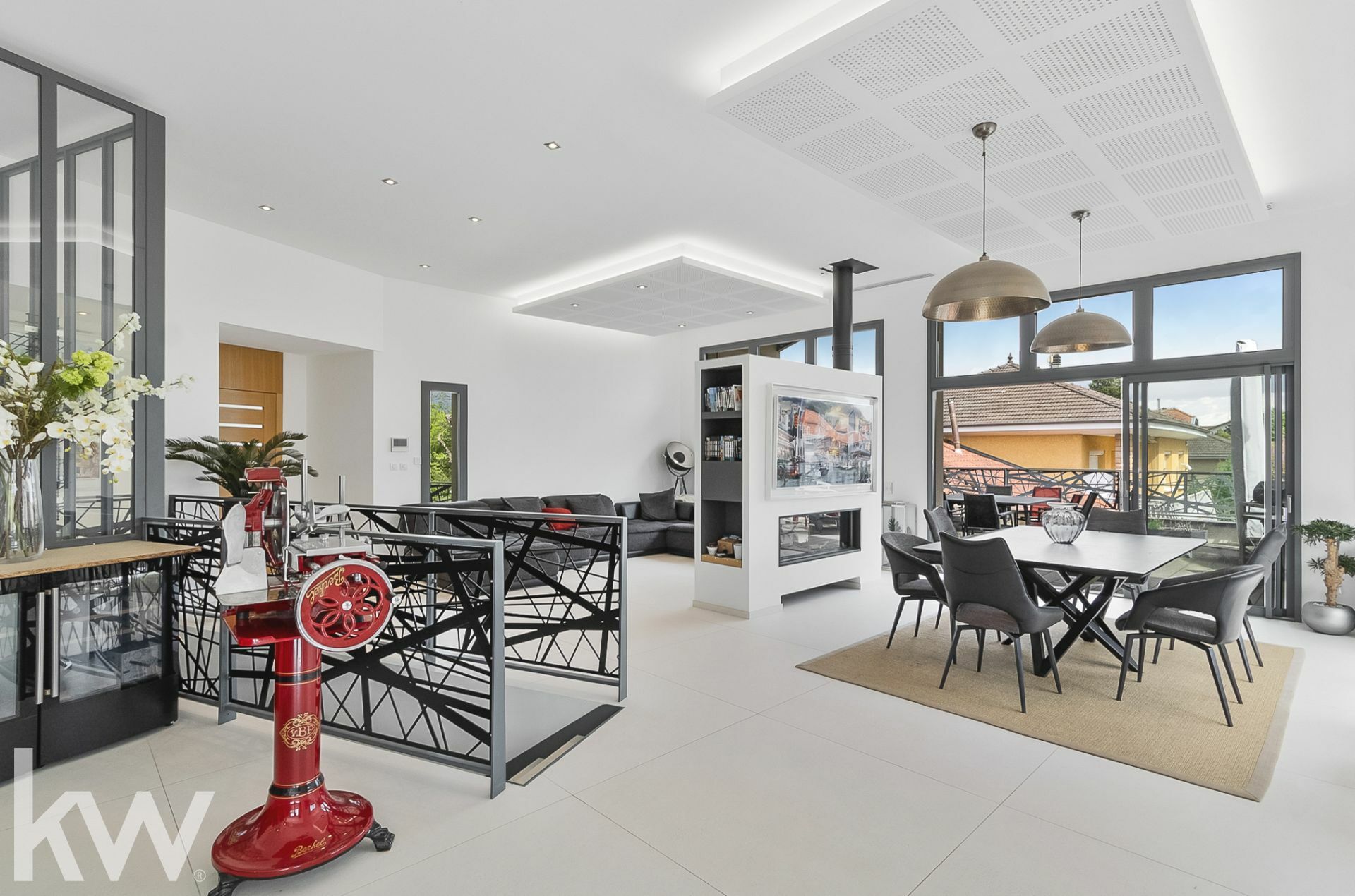 HEYRIEUX – Maison 5 pièces de 220 m² avec piscine, terrasse, balcon, garage