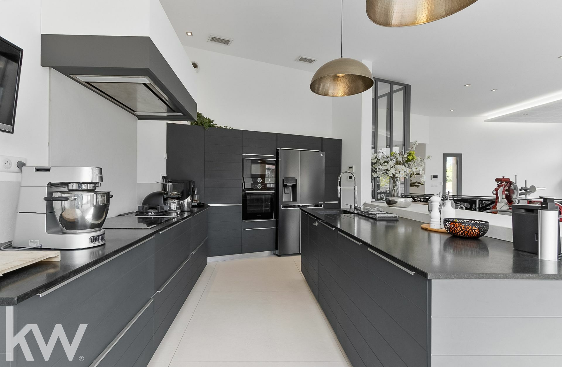 HEYRIEUX – Maison 5 pièces de 220 m² avec piscine, terrasse, balcon, garage
