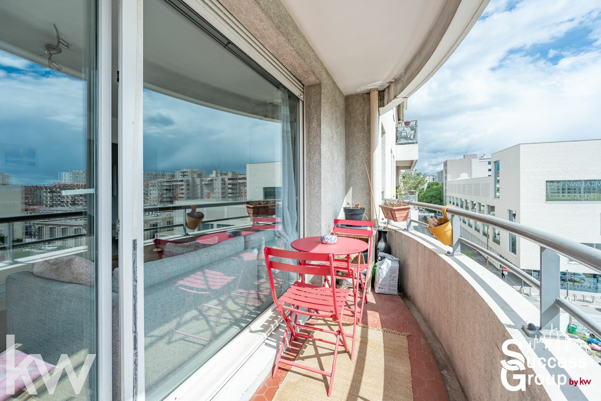 VILLEURBANNE – Appartement T3 de 64 m² en bon état avec balcon et garage