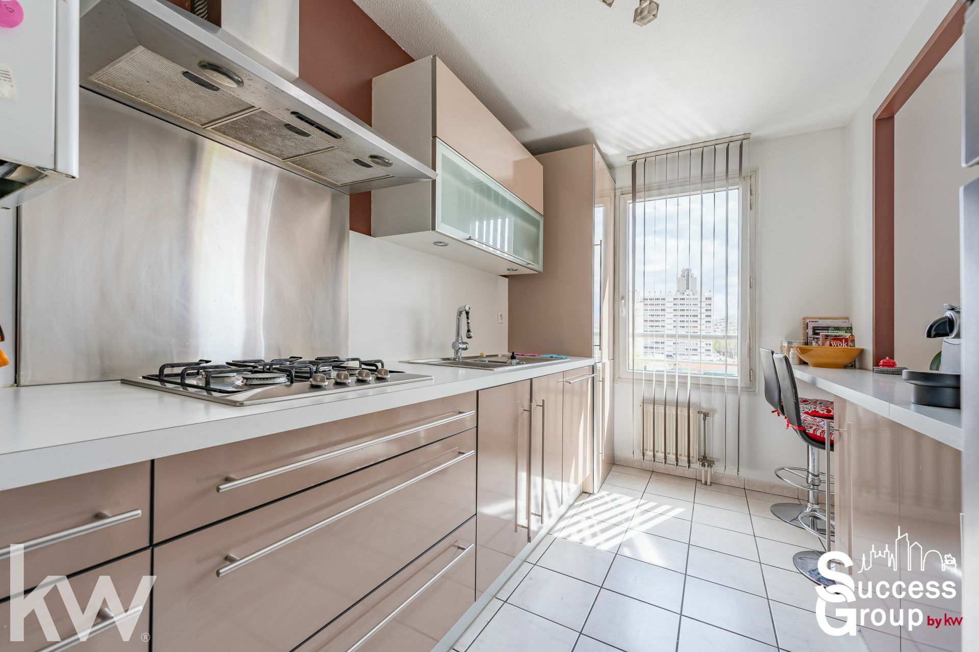 VILLEURBANNE – Appartement T3 de 64 m² en bon état avec balcon et garage