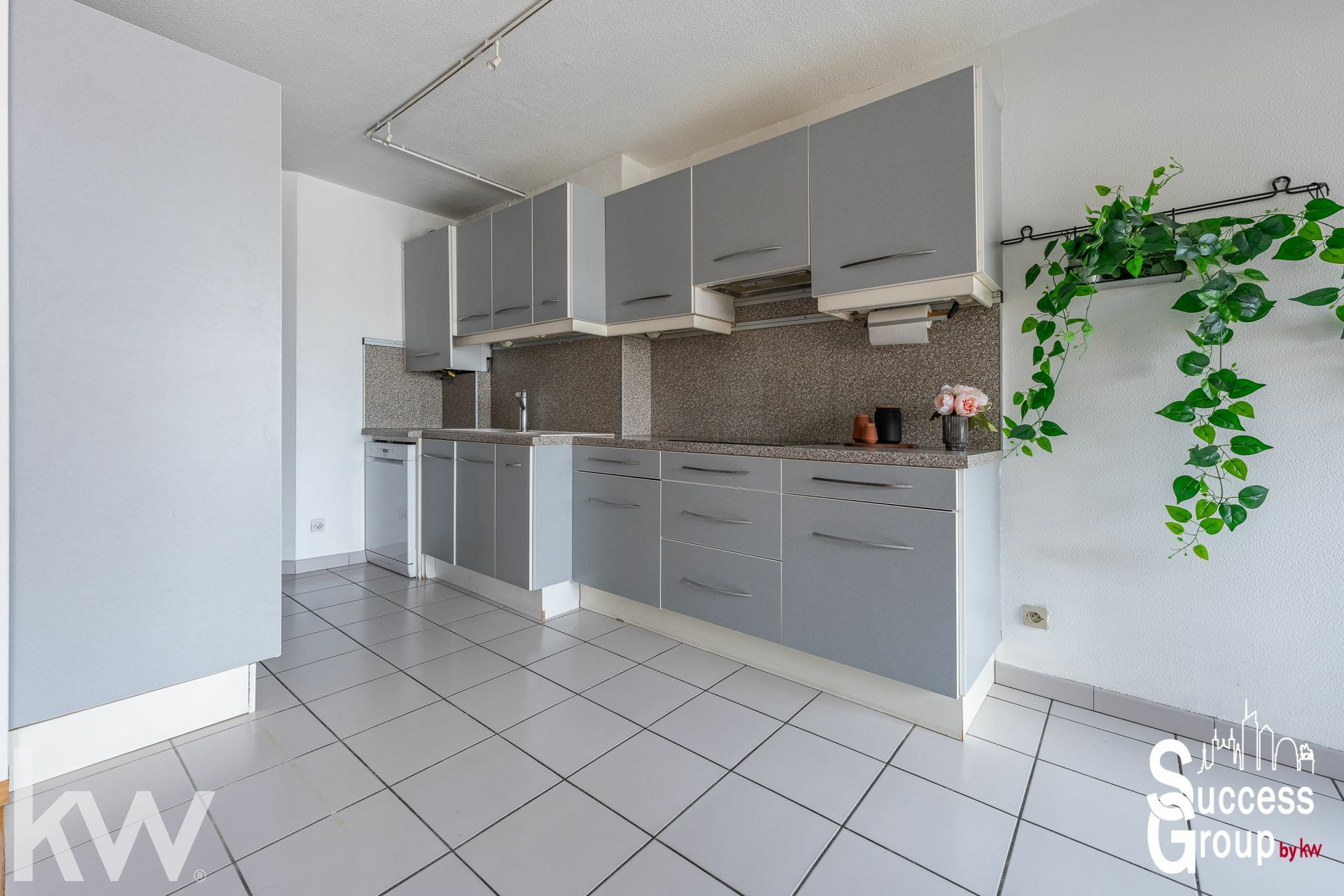 VILLEURBANNE – Appartement T5 de 102 m² avec terrasse, cave et deux garages