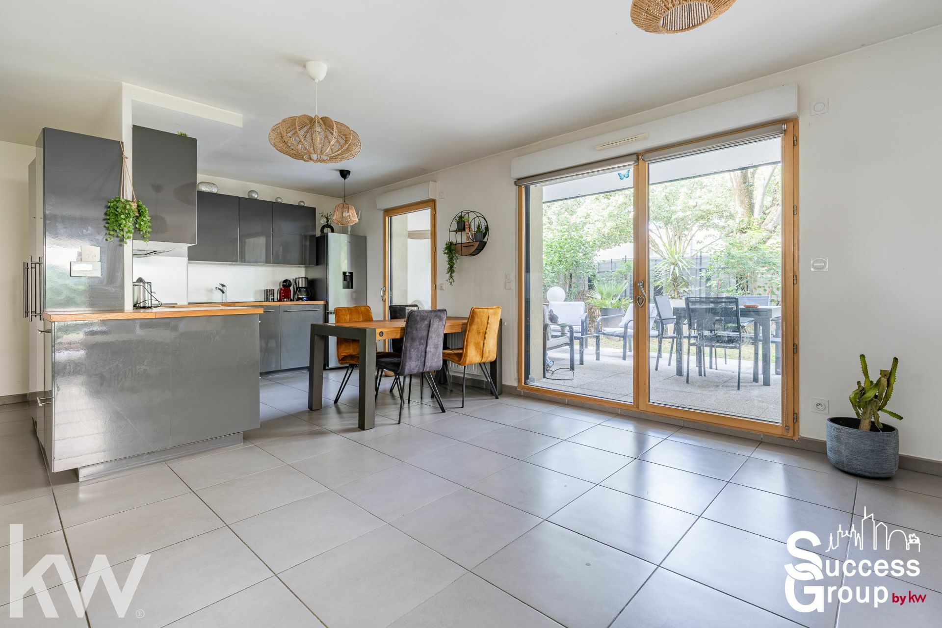 BRON – Appartement T4 de 75 m² avec une terrasse, un jardin et un garage
