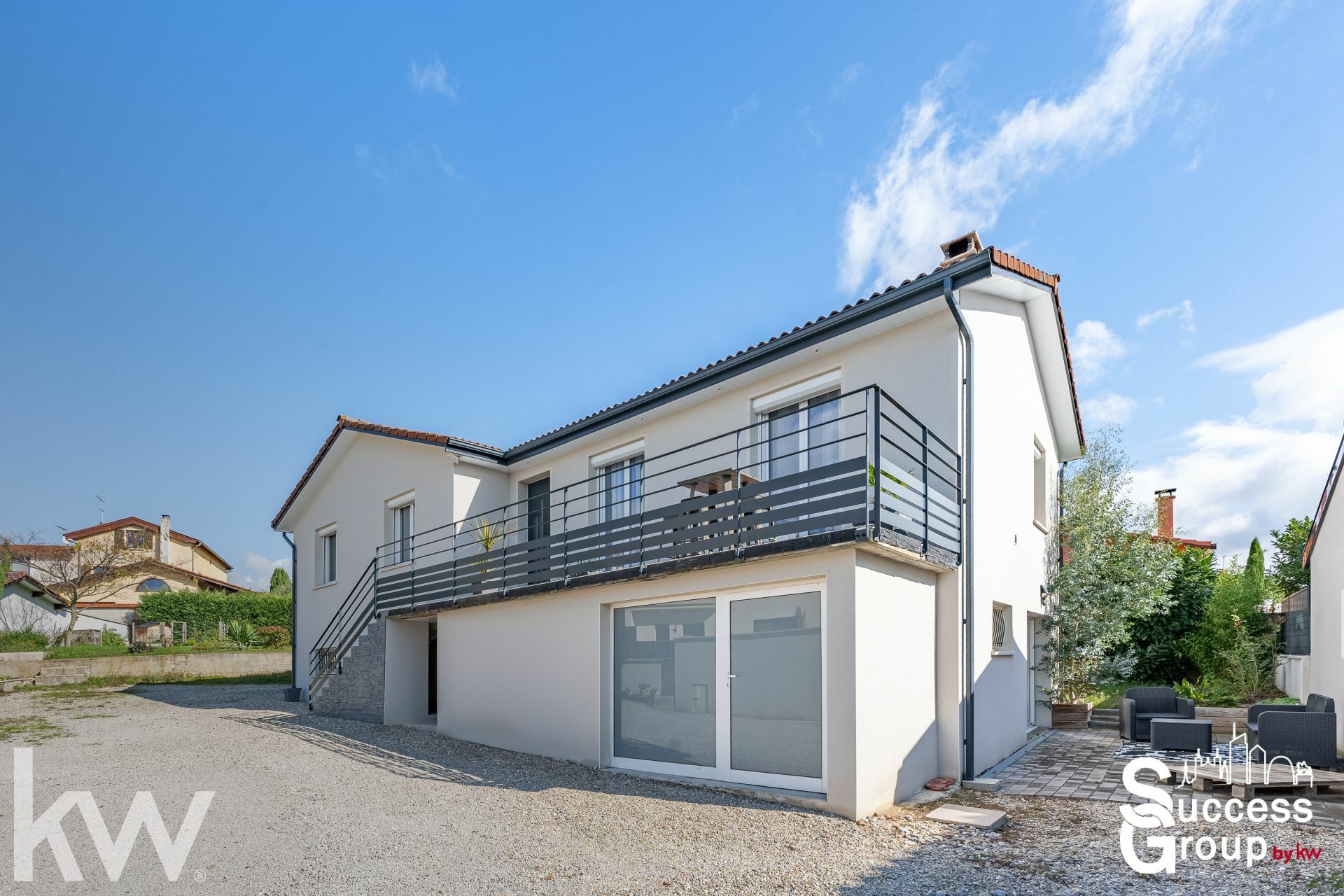 CRAPONNE -Maison 8 pièces de 174 m² rénovée avec 800 m² de terrain