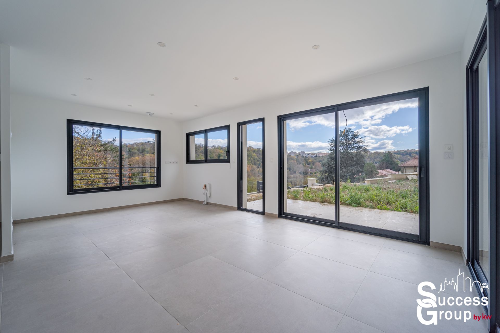 COLLONGES AU MONT D’OR – Maison 5 pièces de 123 m² avec terrain et piscine