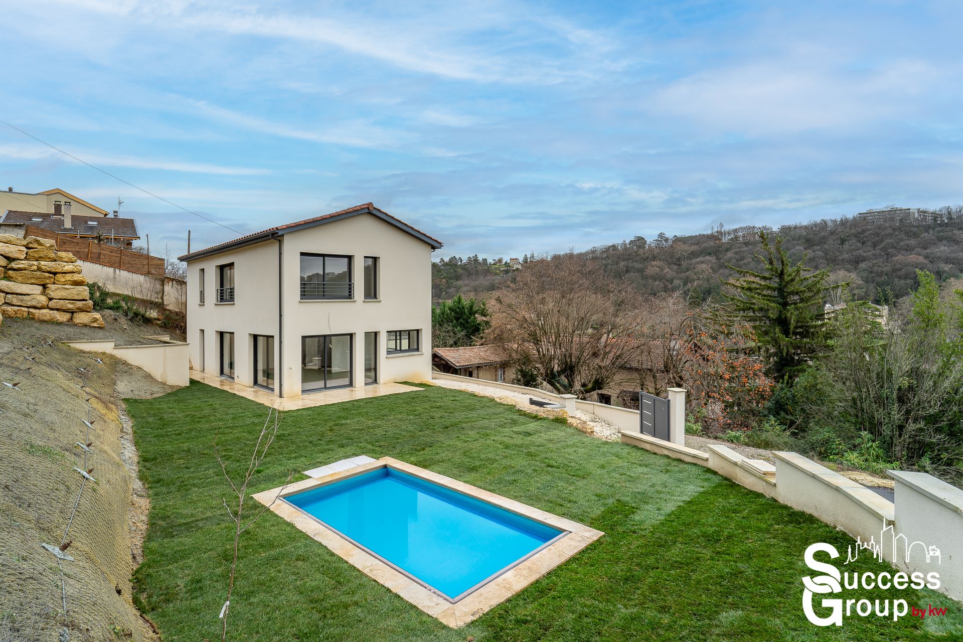 COLLONGES AU MONT D’OR – Maison 5 pièces de 123 m² avec terrain et piscine