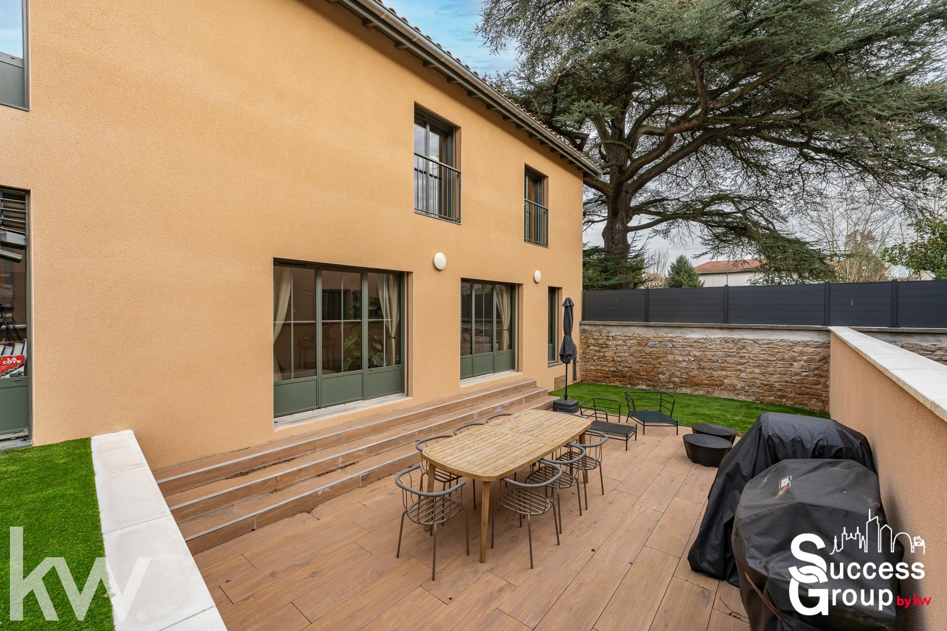 FONTAINES-SUR-SAÔNE – Maison 5 pièces de 103 m² avec jardin et terrasse