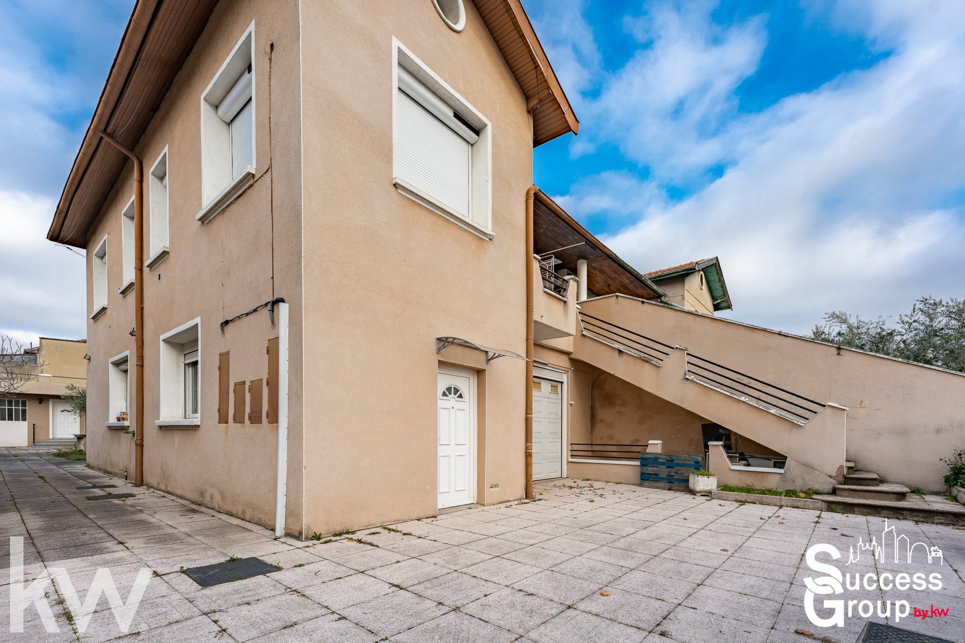 VENISSIEUX – maison de 8 appartements avec terrasse et jardin