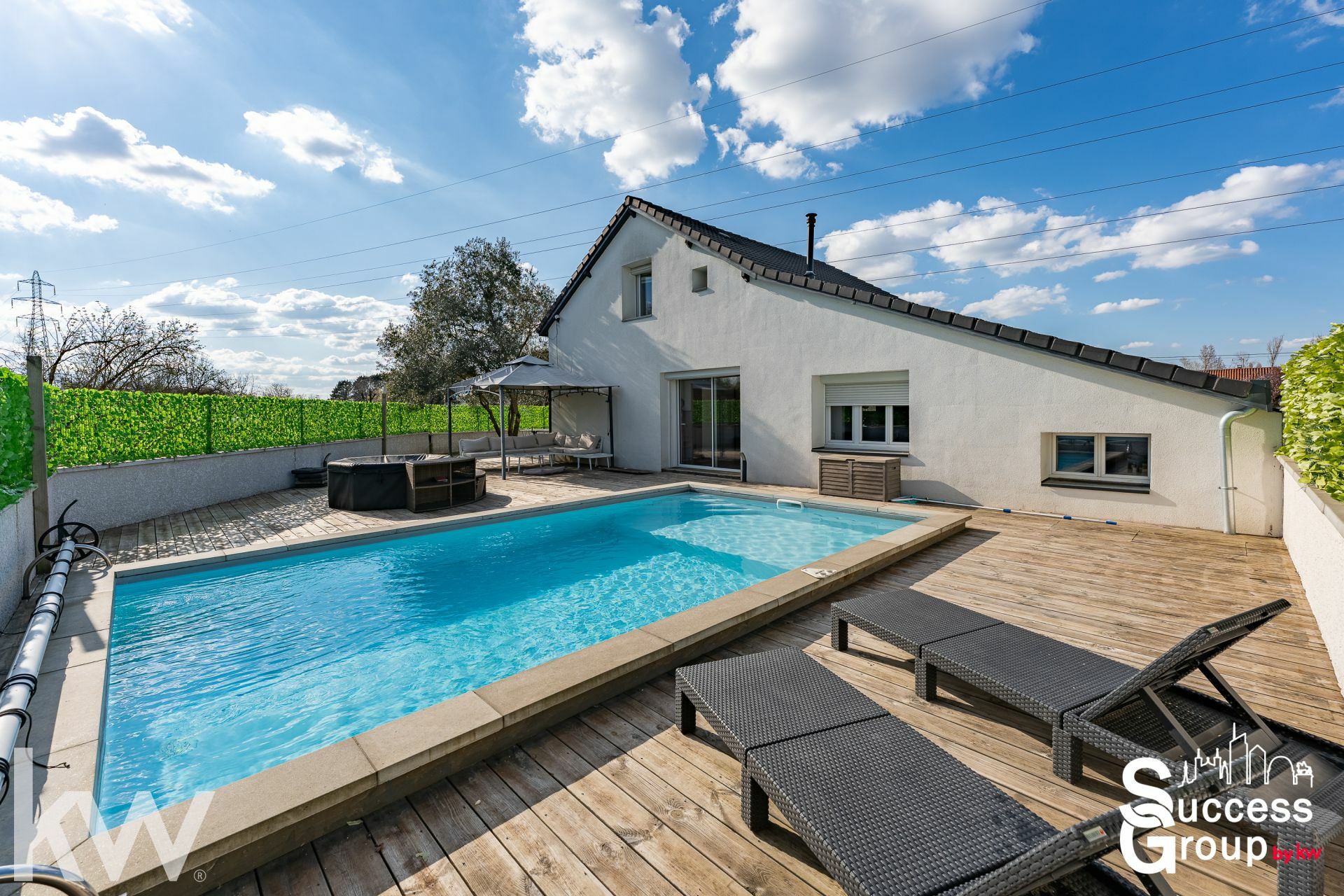 DECINES CHARPIEU – Maison 5 pièces de 130 m² avec jardin, piscine et garage