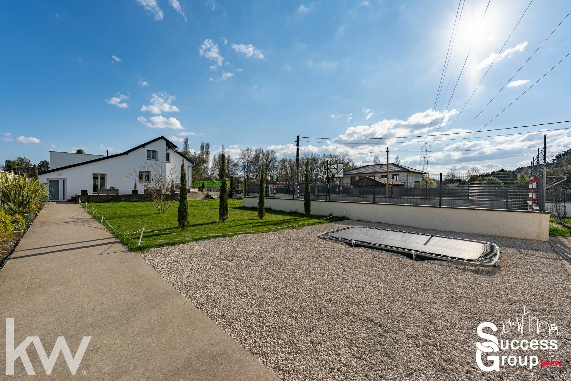 DECINES CHARPIEU – Maison 5 pièces de 130 m² avec jardin, piscine et garage