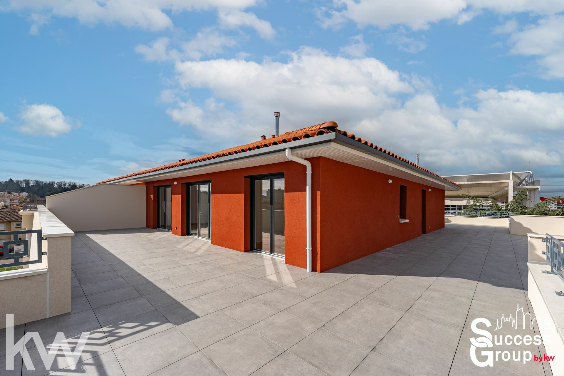 MEYZIEU – ATTIQUE D’EXCEPTION T5 de 117 m² avec 170m2 de  terrasse