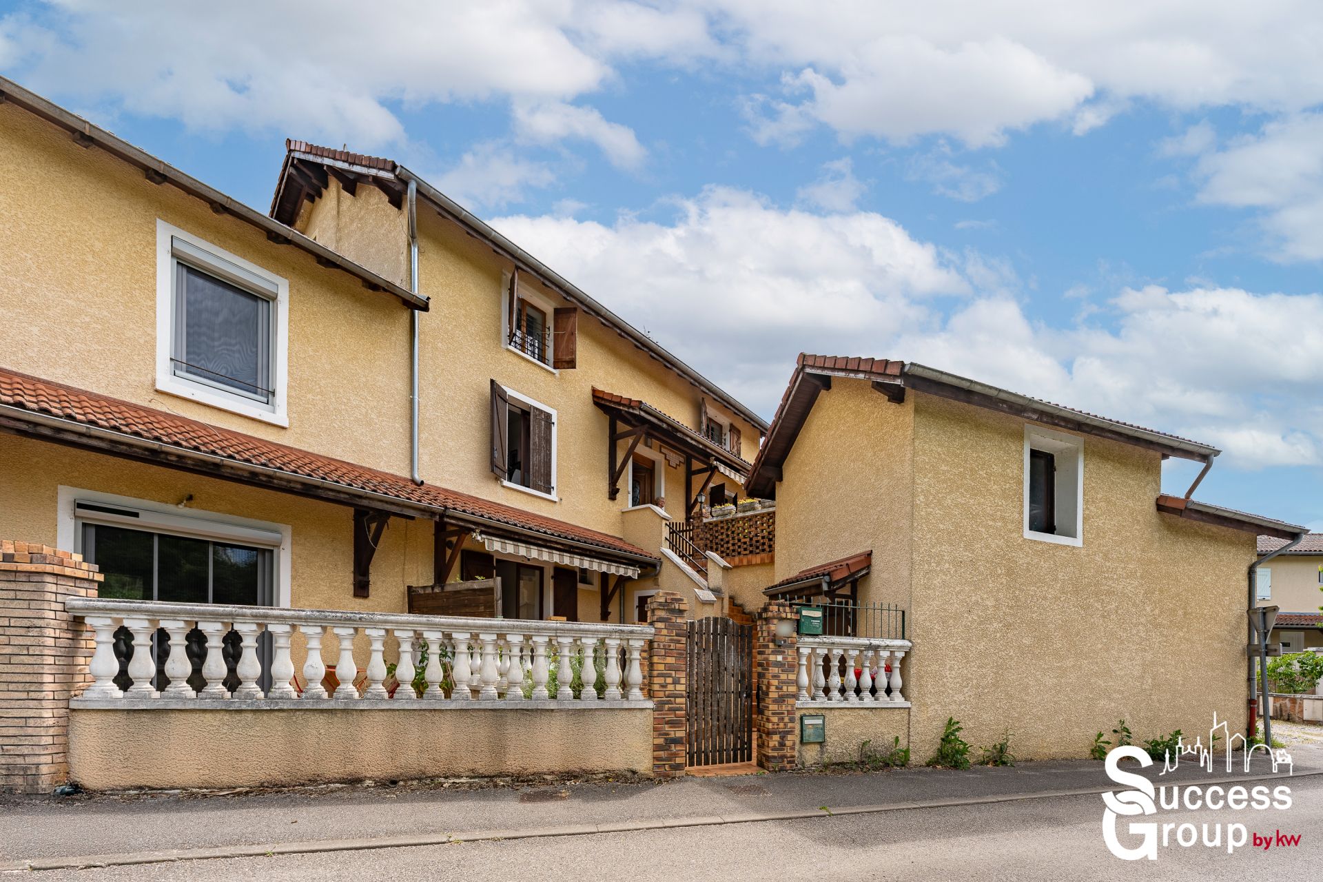 VILLARS LES DOMBES – Immeuble composé de 5 appartements